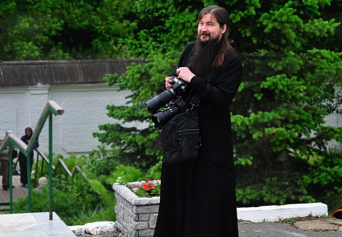 Священник-фотограф Андрей Рассанов | Фото : devyatka.ru