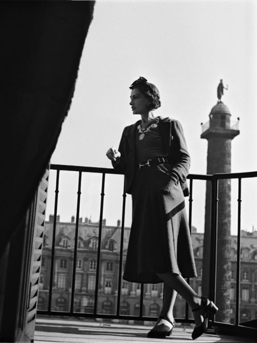 Коко Шанель на балконе своего номера в отеле *Ритц*