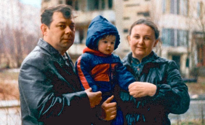 Екатерина Варнава в детстве с родителями | Фото: stuki-druki.com