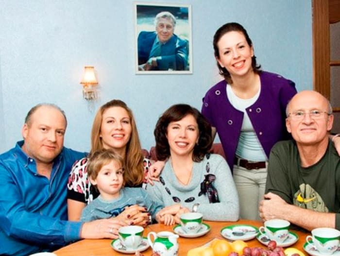 Актриса с мужем, дочерьми, зятем и внуком | Фото: wellnesso.ru