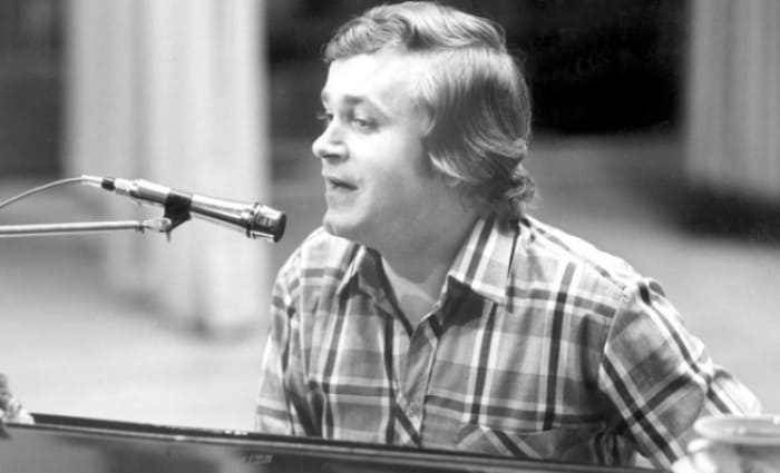 Известный советский эстрадный певец, композитор и музыкант Евгений Мартынов | Фото: 24smi.org