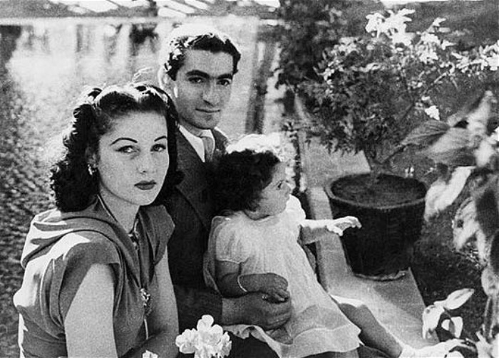 Шах Ирана Мохаммед Реза Шах Пехлеви с женой и дочерью | Фото: liveinternet.ru