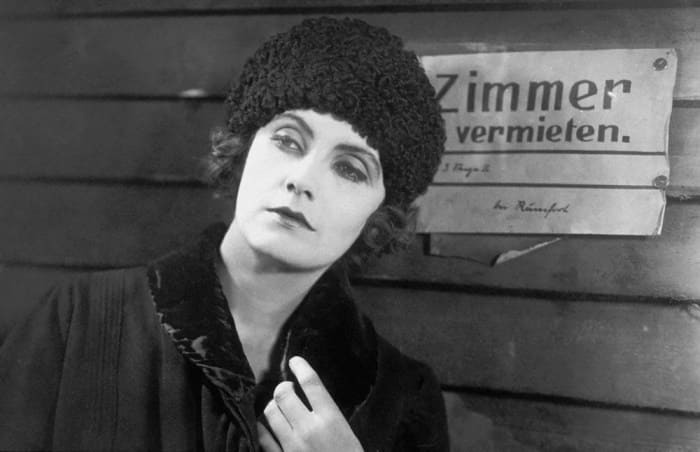 Грета Гарбо в фильме *Безрадостный переулок*, 1925 | Фото: kino-teatr.ru