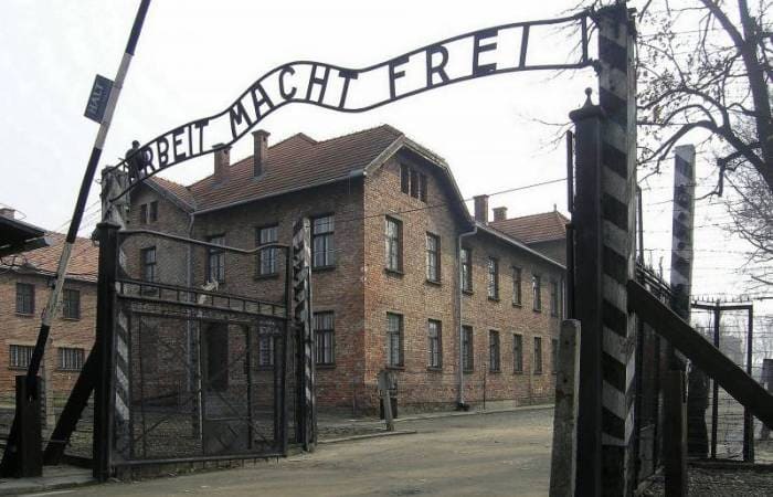 Ворота концлагеря Освенцим с надписью *Труд освобождает* | Фото: topwar.ru