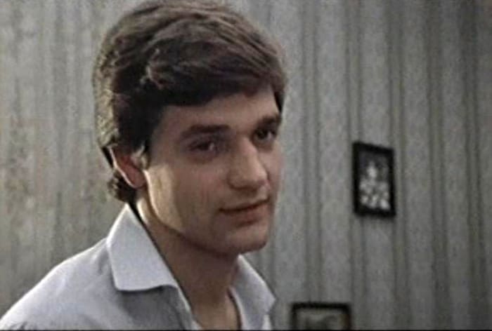 Константин Лавроненко в своем дебютном фильме *Еще люблю, еще надеюсь*, 1985 | Фото: kino-teatr.ru
