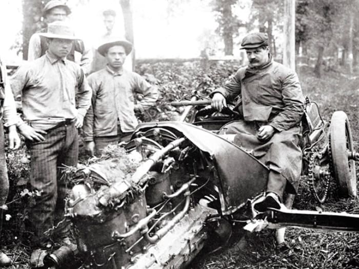 Гонка Vanderbilt Cup, 1905 год. Луи Шевроле не справился с управлением и вылетел с трассы | Фото: aif.ru