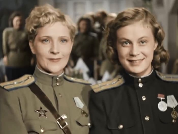 Кадр из фильма *Небесный тихоход*, 1945 | Фото: kino-teatr.ru