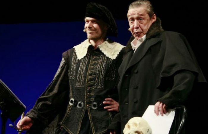 Никита с отцом на сцене театра | Фото: uznayvse.ru