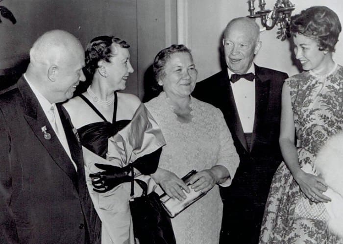 Никита Хрущев с супругой на встрече с президентом США Дуайтом Эйзенхауэром в Вашингтоне, 1959 | Фото: abnews.ru