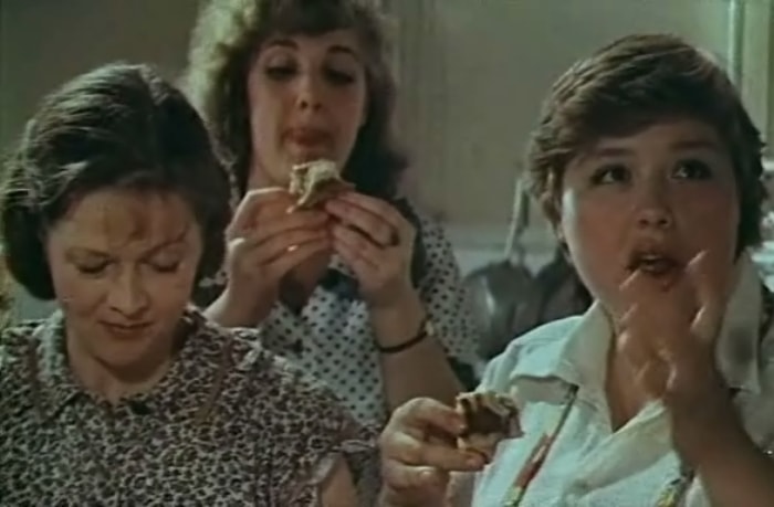 Кадр из фильма *Одиноким предоставляется общежитие*, 1983 | Фото: kinomania.ru