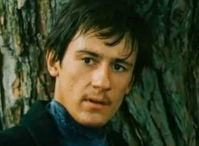 20-летний актер в фильме *Жду и надеюсь*, 1980 | Фото: kino-teatr.ru