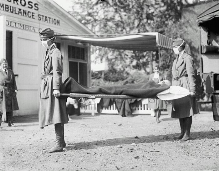 Представители Красного Креста несут умершего от испанки, 1918 г., Вашингтон