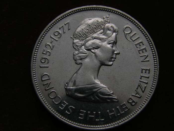 Профиль королевы на 25-пенсовой монете