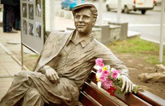 Памятник Саше Савченко в Запорожье | Фото: kvitka-stepnay.livejournal.com