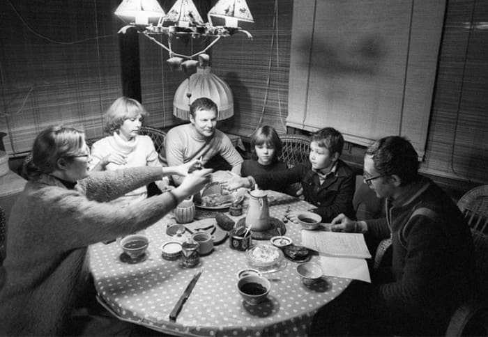 Соломины и Ливановы на даче за чаепитием, 1982 | Фото: dubikvit.livejournal.com