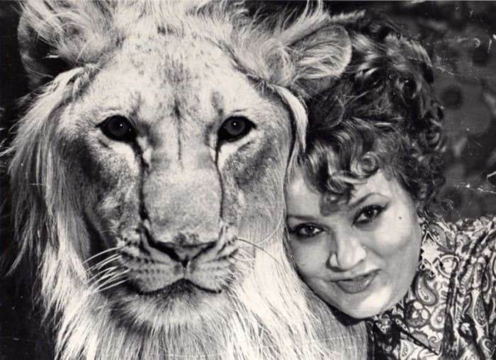 Нина Берберова со львом Кингом | Фото: rep.ru