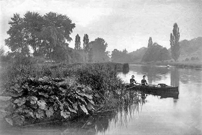 Двое мужчин в гребной лодке на Темзе близ Шиплейка. Фотограф Генри Тонт, 1880