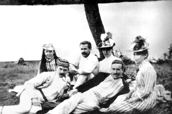 Слева направо: Ольга Хенчель, Джером, Карл Хенчель, неизвестная дама, Джордж Уингрейв и Эффи Джером, жена Джерома К. Джерома