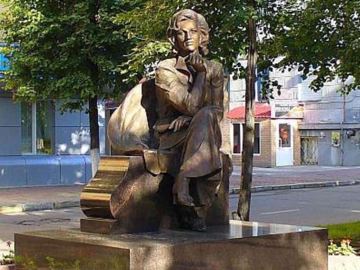 Памятник В. Леонтьевой в Ульяновске | Фото: photo.qip.ru