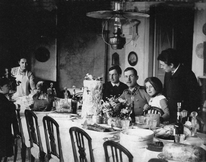 Семья Мамонтовых в столовой, 1888 г.