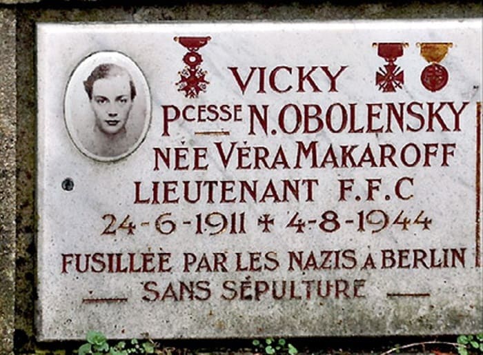 Мемориальная доска княгини Оболенской на памятнике жертвам войны в Нормандии | Фото: chtoby-pomnili.com