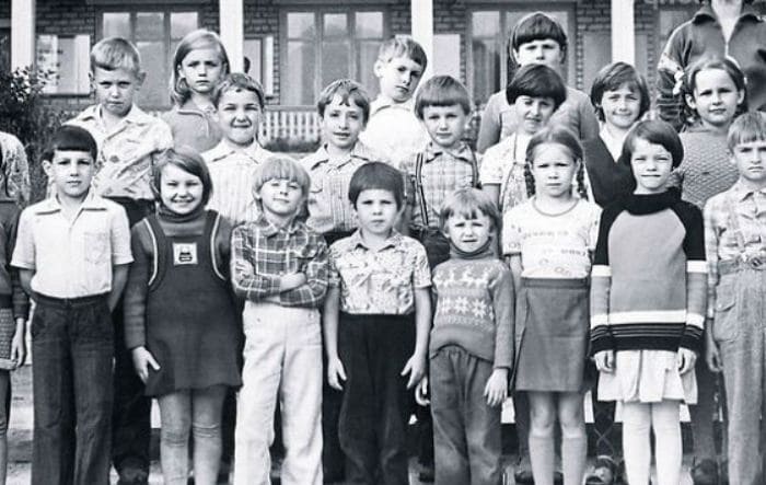 Яна Троянова в детстве (на фото в первом ряду, третья слева) | Фото: uznayvse.ru