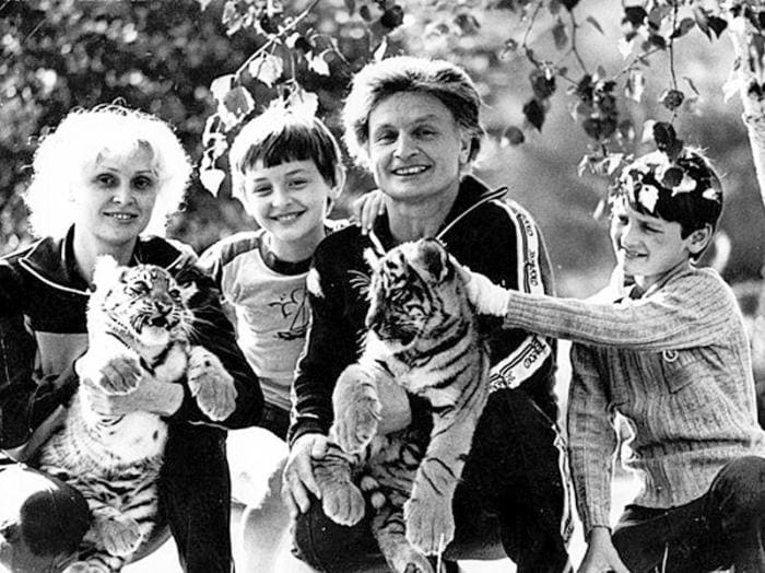 Вальтер Запашный с женой и сыновьями Эдгардом и Аскольдом | Фото: sobesednik.ru