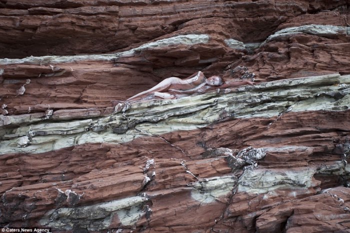 Раскрашенная под цвет скал модель на острове Сицилия в Италии