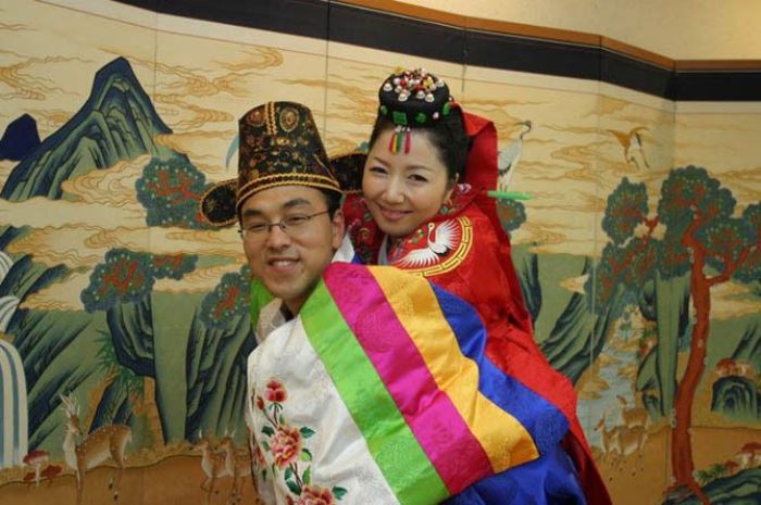Корейские жених и невеста в традиционных свадебных нарядах