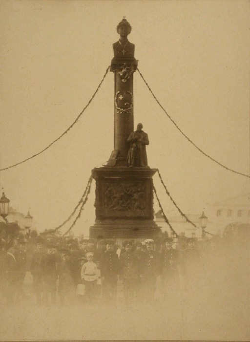 Группа людей на фоне памятника Михаилу Федоровичу Романову. 