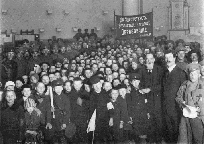 Группа учеников городского училища. Петроград, 1917 год.