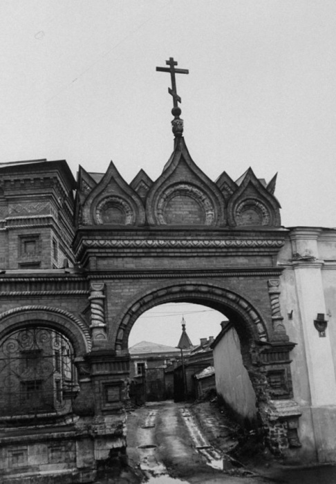 Вход во двор одного из храмов в Ярославле. 1958 год.
