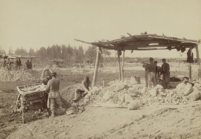 Рабочие работающие на рудниках Выксунского металлургического завода. 1890-е годы.