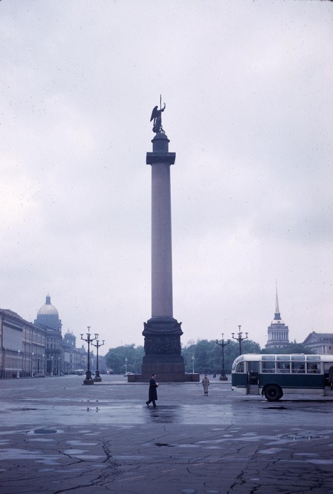 Вид Александровской колонны на Дворцовой площади. СССР, Ленинград, 1959 год.