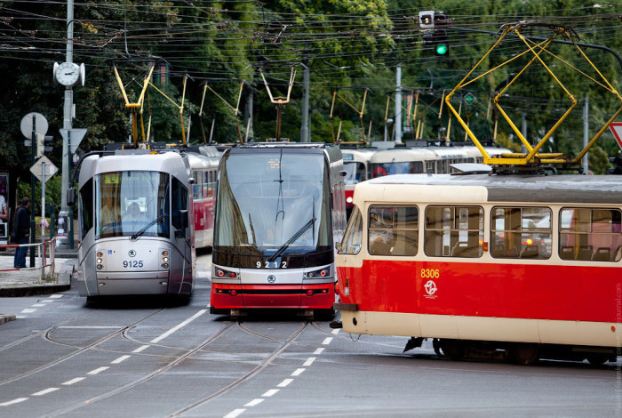 Пробка трамваев в которой представлены 3 из 4-х видов пражских трамваев.