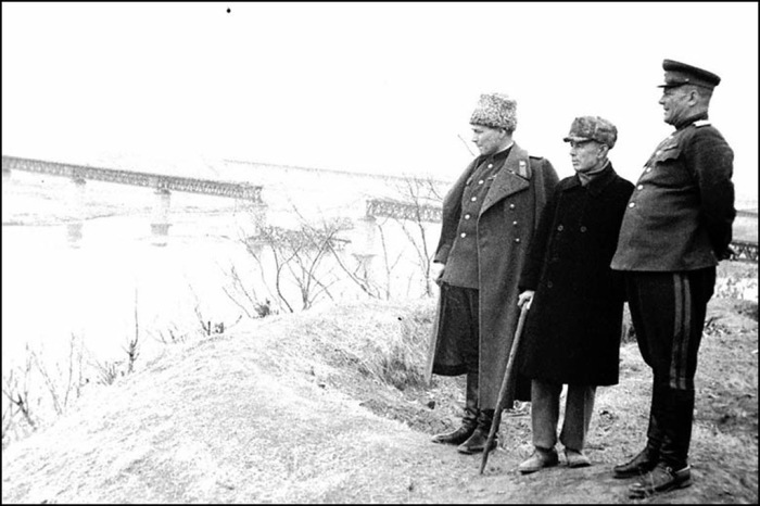 Генерал-лейтенант В.Кулик и генерал-майор А.Соколов на берегу реки Муданьцзян с китайским коммунистом. Маньчжурия, сентябрь 1945 года. 
