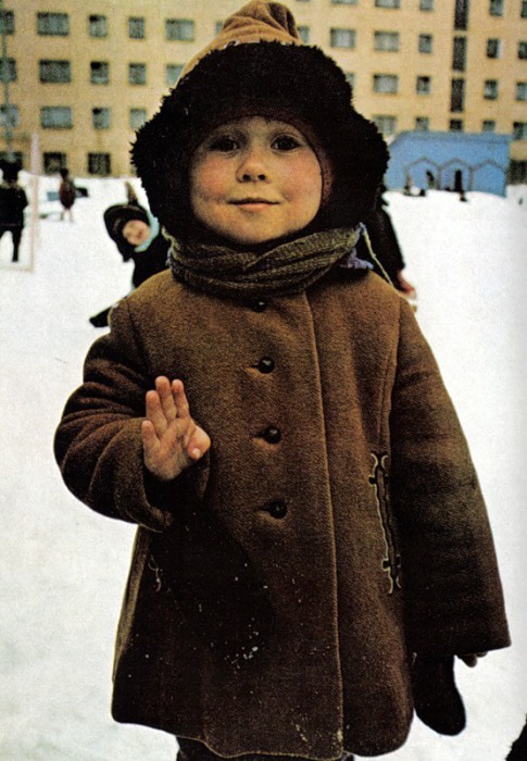 Малыш из Мурманска жестом отвечающий на вопрос, сколько ему лет. СССР, 1971 год. 