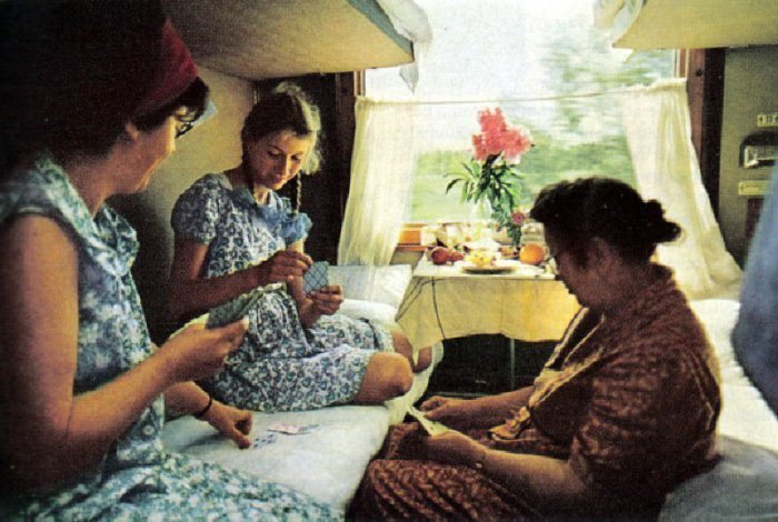 Пассажирки поезда Москва-Владивосток играющие в карты вовремя долго путешествия. СССР, 1979 год.