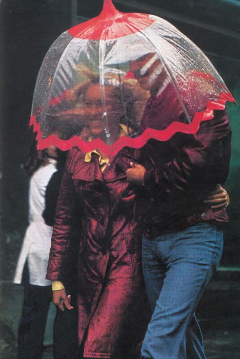 Влюбленная пара идущая под зонтом. СССР, 1974 год.