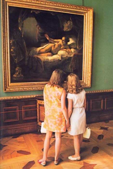 Две девушки, восхищающиеся Данаей Рембрандта из знаменитой коллекции Государственного Эрмитажа. СССР, 1970 год.