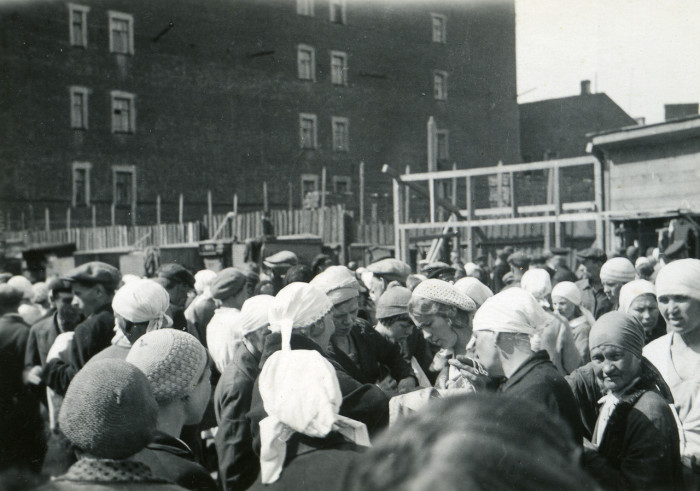 Люди, покупающие одежду на вещевом рынке в Москве. СССР, 1935 год.