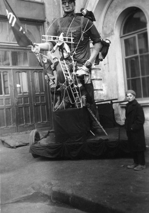 Большая статуя рабочего и восьми маленьких на ней, созданных из смеси волокнистых материалов. СССР, Москва, 1935 год. 