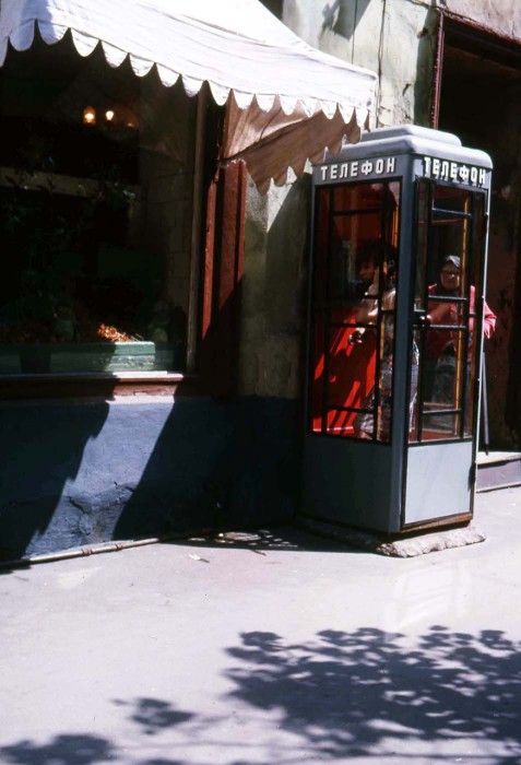 Телефонная будка в Москве. 