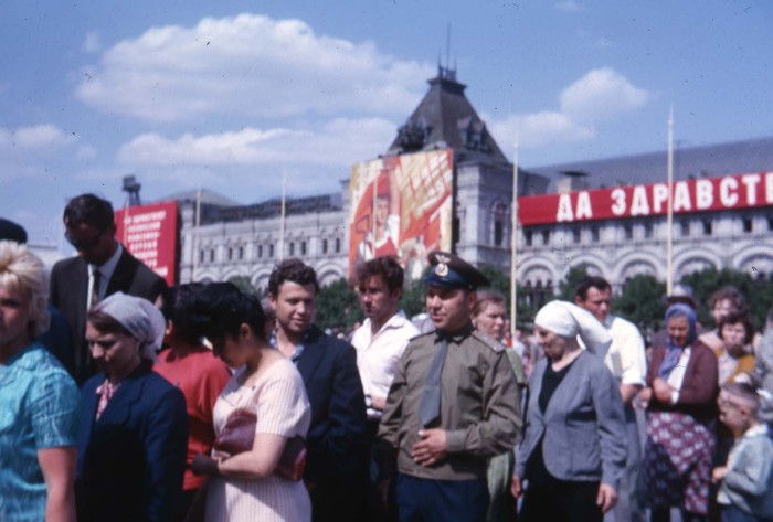 Толпы людей на Красной площади. 
