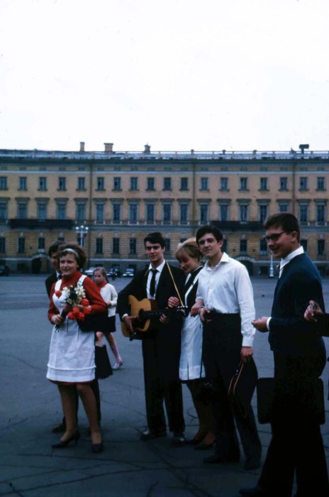  Молодежь играющая на гитаре в Ленинграде. 