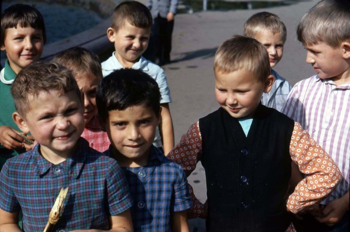 Группа детей возле фонтана в сквере Кирова. СССР, 1969 год.