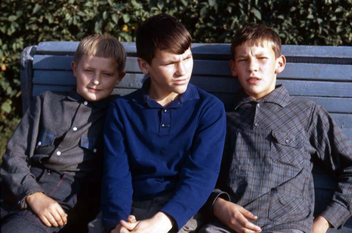 Мальчики, сидящие на лавочке в сквере Кирова. СССР, 1969 год.