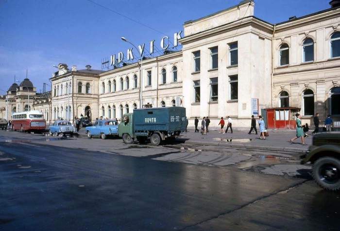 Вид на центральный вокзал в Иркутске. СССР, 1969 год.