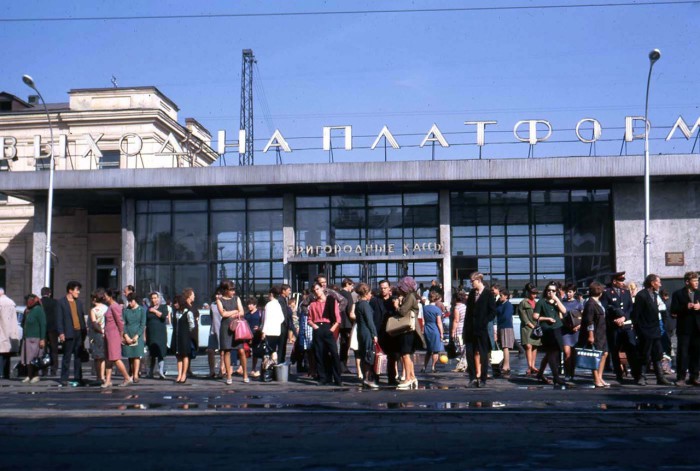 Толпы людей возле пригородных касс на вокзале в Иркутске. СССР, 1969 год.