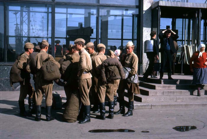 Военнослужащие стоящие возле здания вокзала в Иркутске. СССР, 1969 год.